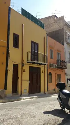 a motorcycle parked in front of a building at CASA VACANZE DEL GOLFO 2 in Castellammare del Golfo