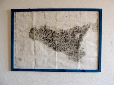 a framed picture of the united states on a wall at Villa Flore in Casteldaccia