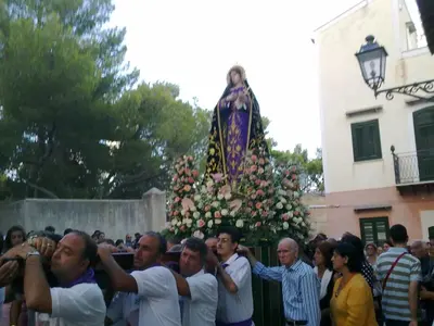 a crowd of people standing in front of a monument at La Caletta in Santa Flavia