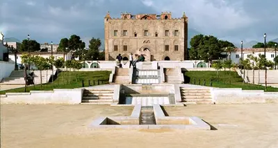 a large building with a fountain in front of it at Hostel Tribunale Room Basement in Palermo