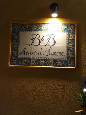 a sign on the wall of a restaurant at A casa di Simona in Monreale