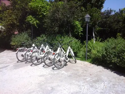 a group of bikes parked next to a street light at Villa Giardino Paradiso Cefalù con 13 posti letto e piscina riscaldata in Cefalù