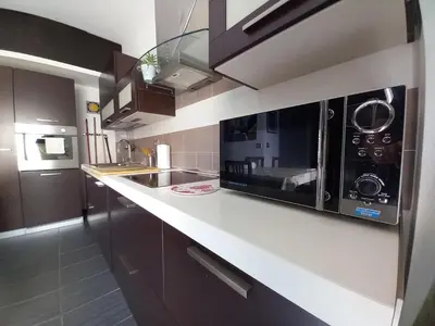 a kitchen with a counter top with a microwave at Casa sul mare in Isola delle Femmine