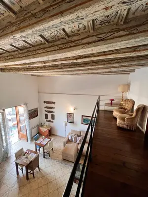 a large living room with a wooden ceiling at Kasa Kala Rooms & Apartments in Palermo