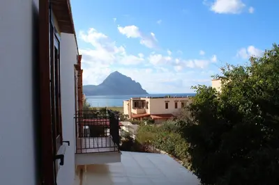a view of a mountain from a balcony of a house at Villetta con giardino Mandarino Macari in Macari