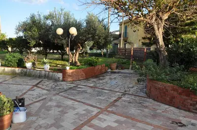 a kitchen with a table with a bowl of fruit on it at Corso's old nest a mille metri dalla spiaggia guida loca in Castellammare del Golfo