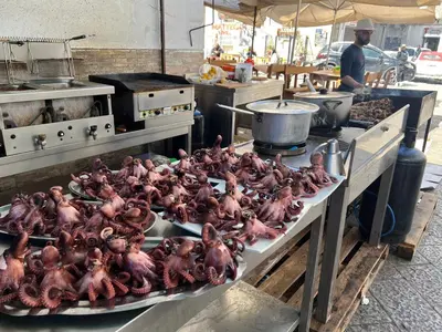 a bunch of chickens on a table in a kitchen at Apartment Rua Formaggi in Palermo