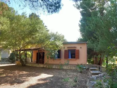 a small house in the middle of a yard at Villa Marilù in Castellammare del Golfo