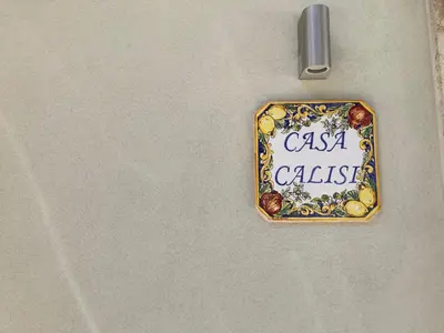 a sign on the side of a bath tub at CASA CALISI in Terrasini
