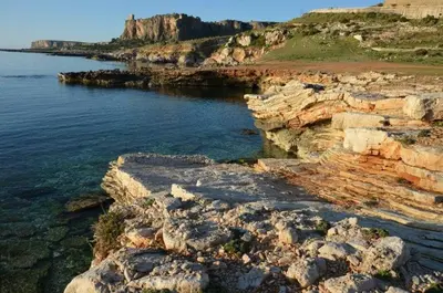 a view of a rocky shore with the ocean at Terra d'amare in Castelluzzo