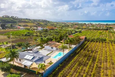an aerial view of a house with a swimming pool at villa Roby in Trappeto