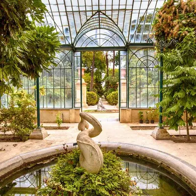 a garden with a statue in a greenhouse at REALE ORLEANS in Palermo