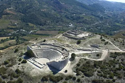 an ancient amphitheater on a hill with mountains in the background at Piccolo Sole d'oro - appartamenti in Calatafimi