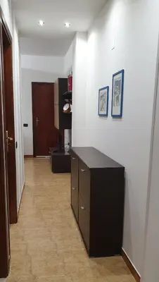 a hallway with a black desk in a room at Casa Vacanze L'isola del Relax in Isola delle Femmine