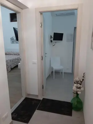 a hallway with a door leading to a bedroom at Da Ida e Gianni in Castellammare del Golfo