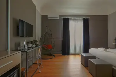a living room with a bed and a television at Palco Noir! in Palermo