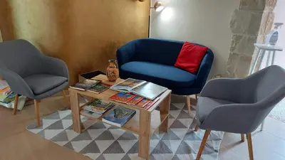 a living room with two chairs and a table at La Suite Di Segesta in Calatafimi