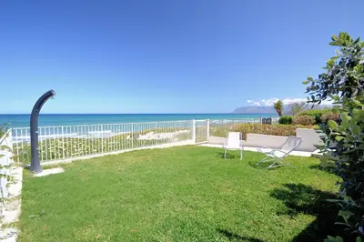 a garden with a view of the ocean at La Dimora di Venere in Alcamo