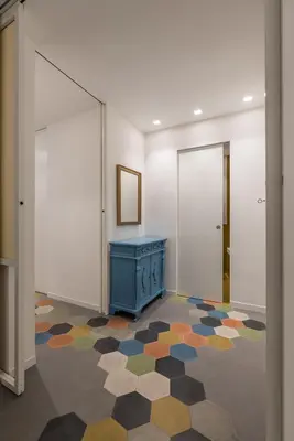 a hallway with a blue cabinet and a floor at Casa La Pomelia in Palermo