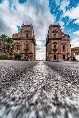 an empty street in front of an old building at Hostel Centro BASEMENT in Palermo