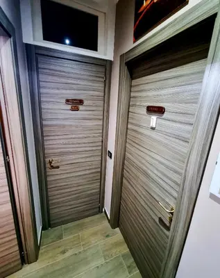 two sets of doors in a hallway at B&B Rampante in Piana degli Albanesi
