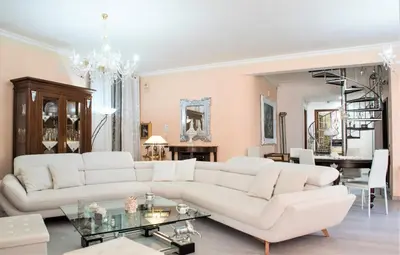 a living room with a white couch and a chandelier at Villa Blondie con piscina a Castellammare del Golfo in Castellammare del Golfo