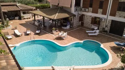 an overhead view of a swimming pool in a backyard at Villa Blondie con piscina a Castellammare del Golfo in Castellammare del Golfo