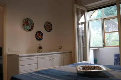 a room with a table and plates on the wall at Guisomar in Palermo