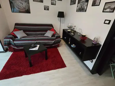 a living room with a couch and a red rug at Virginia House 2 in Palermo