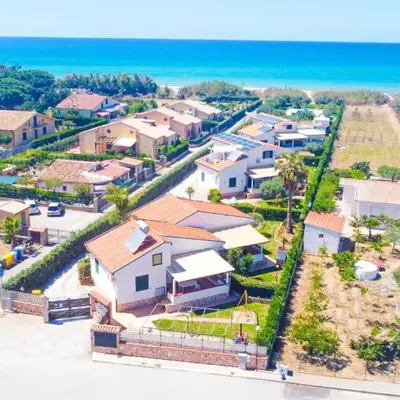 Case Vacanze Mare Nostrum - Villas in front of the Beach with Pool
