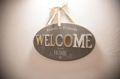 a sign that says welcome in our home at La casa di Nana’ locazione turistica in Palermo