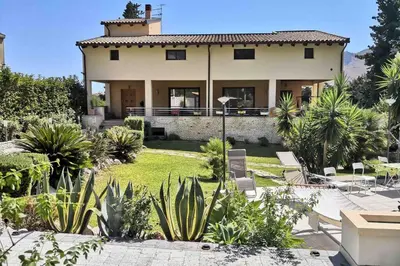 a house with a lot of plants in front of it at Villa Tiziana in Monreale