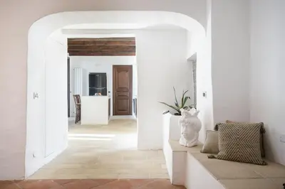 a hallway with white walls and an archway at Villa a 300 Mt. dal Mare (Magaggiari) con campo da tennis in Cinisi