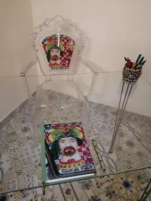 a table with a mirror and a picture on it at Appartamento centralissimo in Castellammare del Golfo