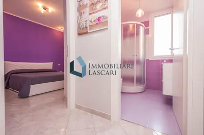 a bathroom with purple walls and a shower at Villa Luana, a pochi passi dal mare in Lascari
