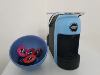 a toaster and a bowl of red scissors at Alle Porte del Capo in Palermo