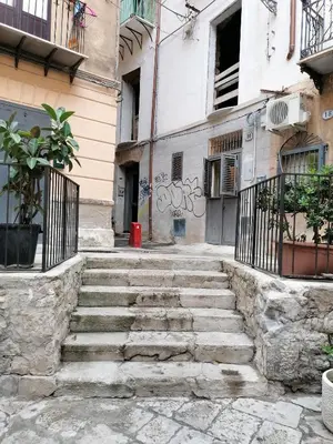 a set of stone steps leading up to a building at La terrazza sul vicolo in Palermo
