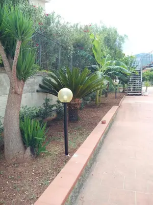 a street light next to a sidewalk with plants at Appartamento a Mondello in Mondello