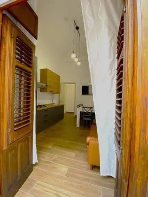 a hallway with a kitchen and a living room at Medusa -IN CENTRO, ARIA CONDIZIONATA e NO ZTL -CITY CENTRE, AIRCON, NO LTZ in Castellammare del Golfo