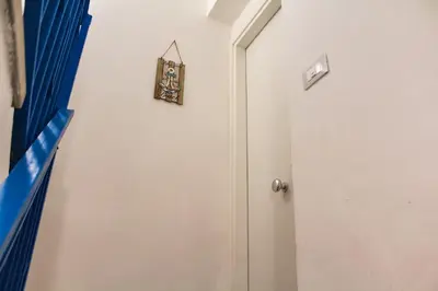 a clock on a wall next to a door at Casa Turà in Isola delle Femmine