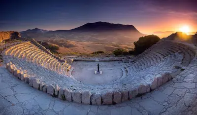 an ancient amphitheater with a mountain in the background at VILLA OASI a 50 mt dalla spiaggia in Alcamo Marina