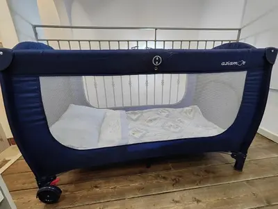 a navy blue crib with a mattress in a room at Casa vacanza Terra Mare in Castellammare del Golfo