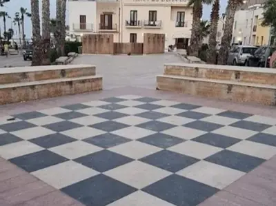 a checkered floor in the middle of a courtyard at Casa vacanza da Samuele in San Vito lo Capo