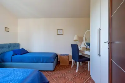 a bedroom with a bed and a desk and a chair at Deliziosa Villa a 500 metri dal mare con Piscina in Terrasini