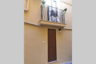 a building with a balcony and a door at Appartamento VITTORIA in Palermo