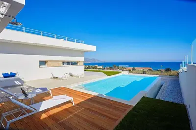 a villa with a swimming pool and a view of the ocean at VILLA DARDA con piscina e 3 camere da letto in Alcamo