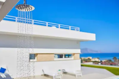 a shower on the side of a building with the ocean at VILLA DARDA con piscina e 3 camere da letto in Alcamo