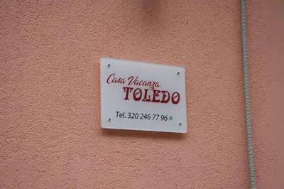 a sign on a wall that reads case turning tables at Casa vacanza toledo in Partinico