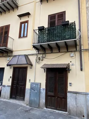 a building with two doors and a balcony at Apartament la Lumaca Kalsa in Palermo