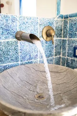 a stream of water coming out of a bathroom sink at Dimora Fanale, Villa Esclusiva con Piscina Privata - Fanale Rentals in Altavilla Milicia